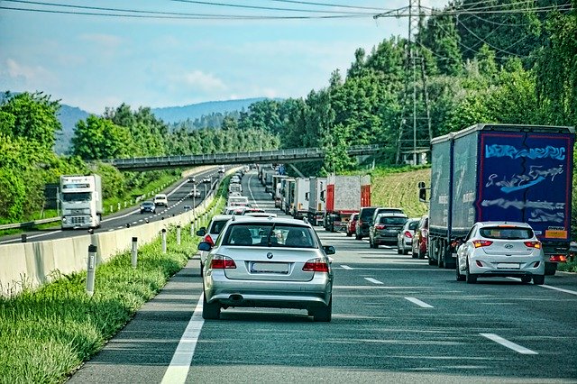 運転で曲がる時に膨らむ あおりハンドル はへたくその証 なぜするのか心理と理由も 思い通り